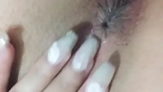 Parmaklarımı amcığıma ve götüme sokuyorum!