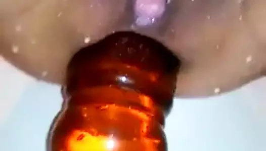 Kıçına büyük bir şişe sok.