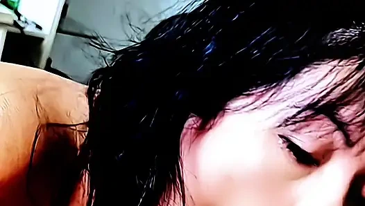 Üniversiteden güzel ve genç bir arkadaşım, amatör ve riskli oral seks yaparken yakından sızdırdı ve ağzında sperm varken beyaz kız da tadına baktı