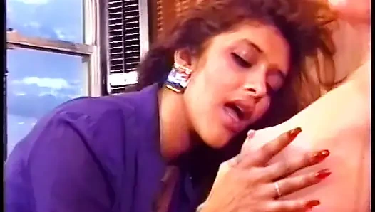 Lezbiyenler amcık yalıyor öpüşme dildo masaya giriyor