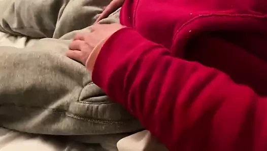 Yumuşak polar kapüşonlular ve eşofmanların katmanları ile cumming