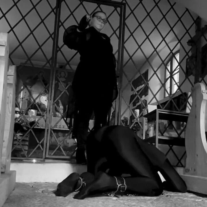 Dominatrix sahibe April - günah çıkarma
