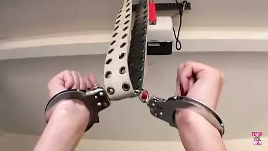 Yaramaz bir sarışın büyük bir dildo emiyor ve bir adam ona sert anal seks yapıyor