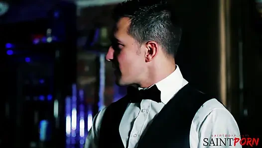 Jessica Martinez başka bir hizmetçi izlerken sikiliyor