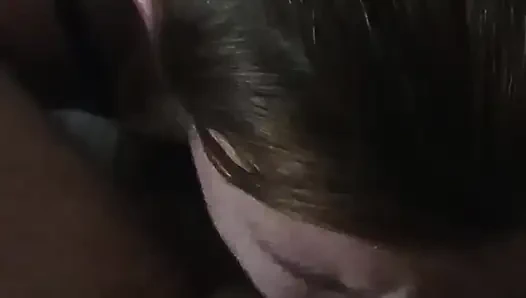 Amatör gırtlağına boşalma derlemesi ağzına boşalma orta yaşlı seksi kadını yutuyor