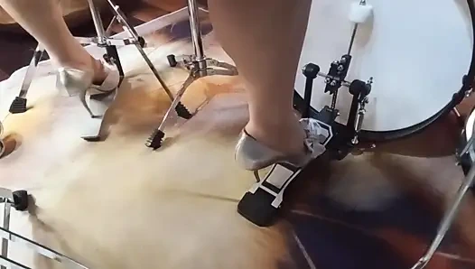 Stilettolarla davul çalmak