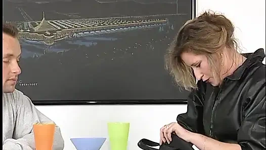 Seksi olgun bayan oyuncu seçmelerinde amını oynuyor