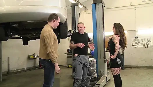 Sexy culona tatuada morena follada en trío