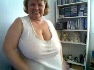 Nancy göğüsleri ile oynuyor (1)