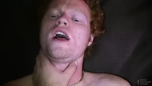 Genç kızın götünü dölle dolduruyor