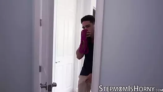 Milf gia Grace cezalandırır ona üvey oğlu tarafından emme onun büyük çük