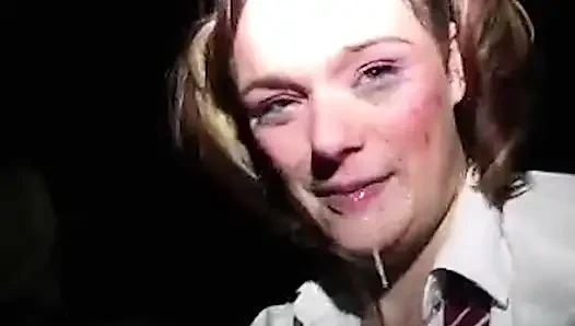 Küçük Liseli Kız Domalıyor