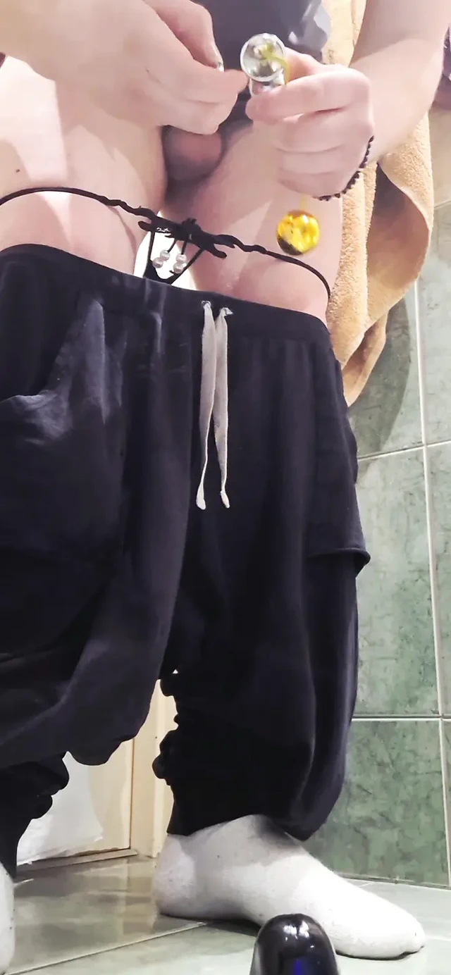 Karısı yakalayabildiği için kocası hızlı bir şekilde batmak için mastürbasyon yapıyor