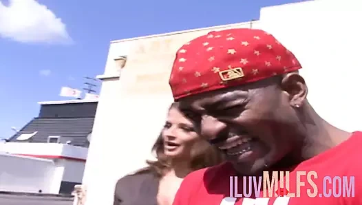 Büyük memeli esmerle harika ırklararası seks