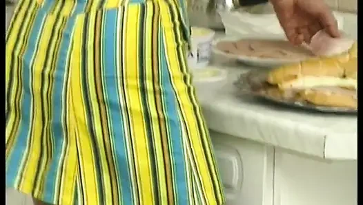 Kızıl saçlı genç kız yaşlı adam tarafından sert sikiliyor