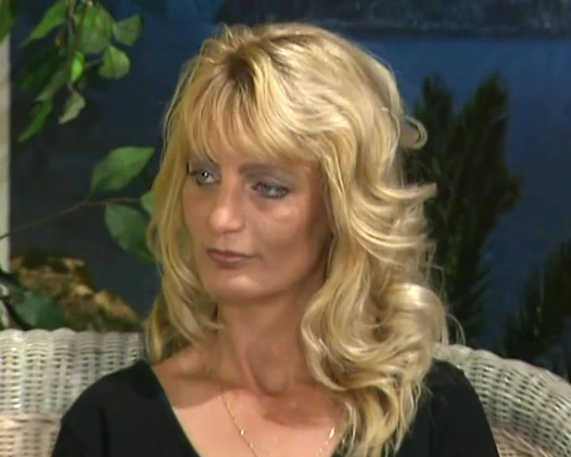 Sarışın Alman orta yaşlı seksi kadın götten sikildikten sonra döl içiyor