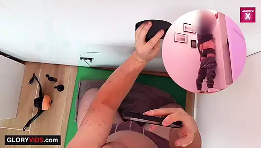 Duvar deliğinde amcık oyuncağı - hetero ağız sikişinin tadını çıkarıyor