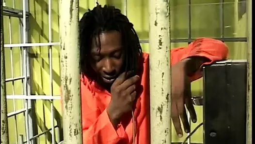 Siyah kız bir fahişe gibi bir horoz emme dizlerinin üzerinde