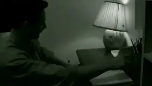 Azgın adam orta yaşlı seksi kadının amını sikmeden önce yiyor