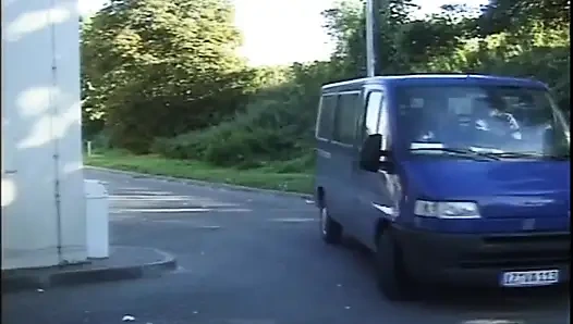 İki güzel sarışın herkesin içinde sikiliyor ve iki büyük yarakla ağzına ve götüne boşalıyor