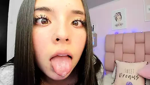 Güzel Kolombiyalı genç kız hevesli bir porno yıldızı, aynı timdeki birçok erkek için erkek delisi bir fahişe gibi davranarak çok azgın oluyor