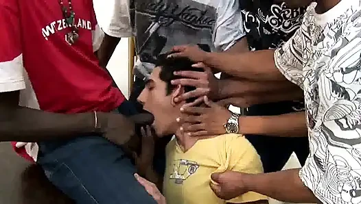 Büyük yaraklı 4 zenci oğlan tarafından sikiliyor