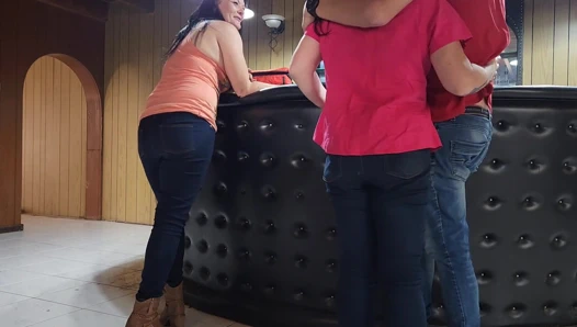 Üvey kardeşler bara gitmeden önce baba için eğilmek zorunda kaldılar