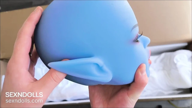 Seks bebeği kutusuz asmr + göğüslerini ovuyor