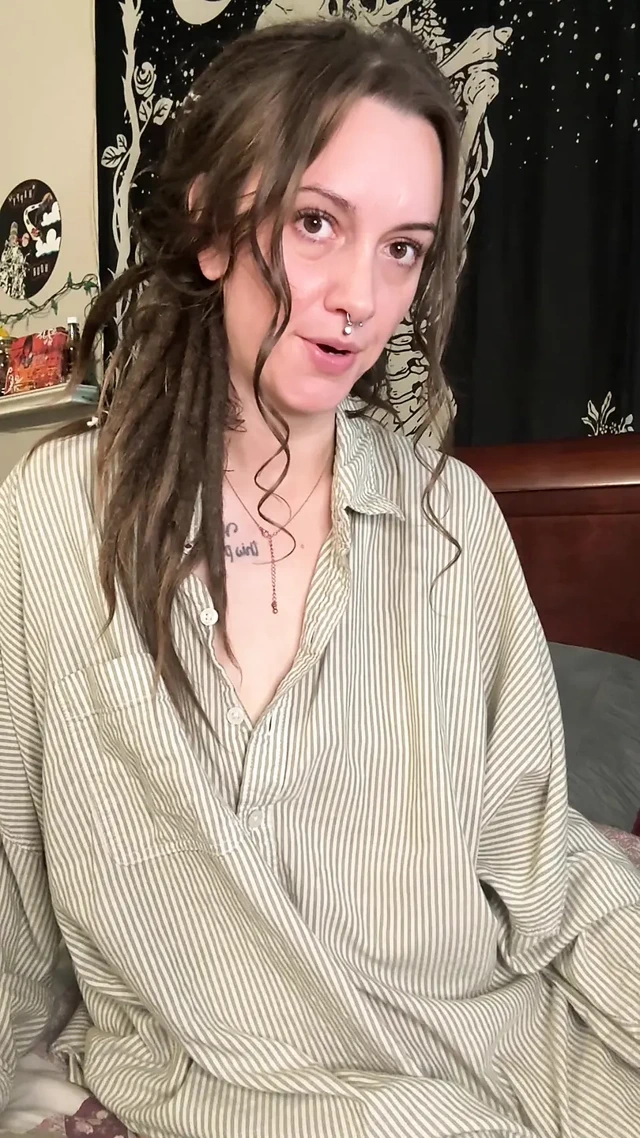 Annen sigara içme fetişini keşfetti ve fantezini gerçekleştiriyor