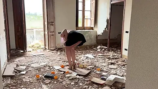 Topuklu ayakkabı altında ezildi