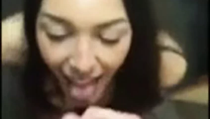 Sevimli kız beni banyoda darbeler ve yüz alır