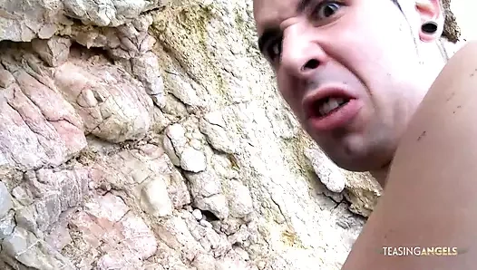 Çarpıcı zenci hatun sert sikilmek için plaja iç çamaşırı ve siyah çorap giyiyor