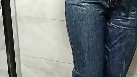 Duşta Islanarak Soyunma ve Boşalma