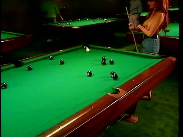 Lezbiyen dörtlü amcık yalama partisi bilardo masasında