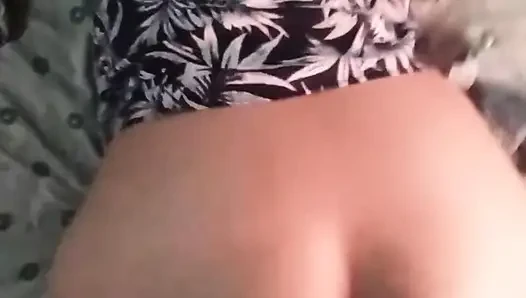 Orta yaşlı seksi kadın baharda komşusu tarafından sikiliyor