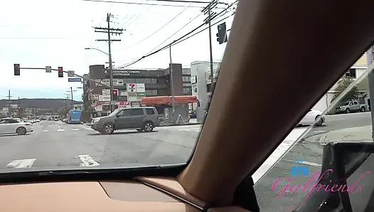 Selena ile plaj günü eğlencesi: yalınayak kum ve kabuklar, sonra yol kenarında ıslak sakso!