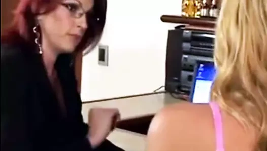 RUIVA SEXY ENSINA  LOIRA SAFADA A USAR  AS REDES SOCIAIS.