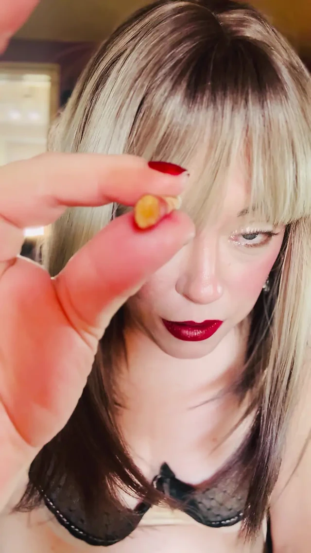 Sarışın bomba Tina Snua yakın çekimde senin için sigara içiyor - sürüklenen omi ome snap inhales