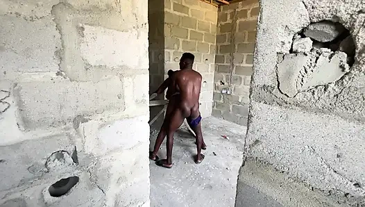 Tamamlanmamış bina bile gittiğim her yerde beni sikiyor