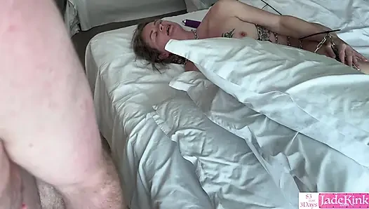 Bdsm sürtük üç delikten de zincirleniyor ve sikiliyor - sert ağız sikişi