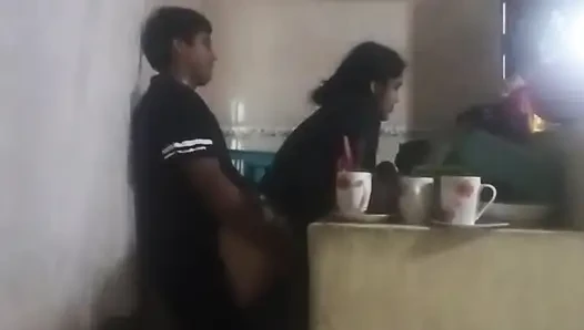 Hizmetçi mutfakta sikiliyor (karım neredeyse bizi buluyor)