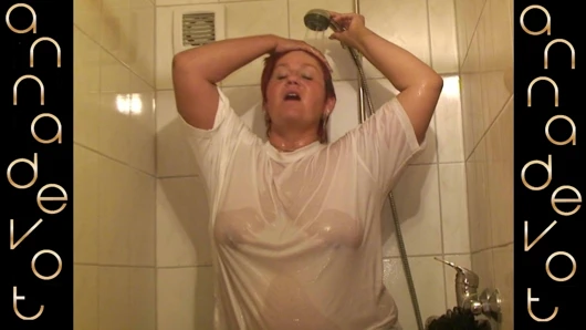 Annadevot - ıslak tişört görünümünde