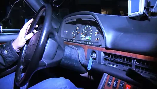 Seksi sarışın arabada sert sikiliyor