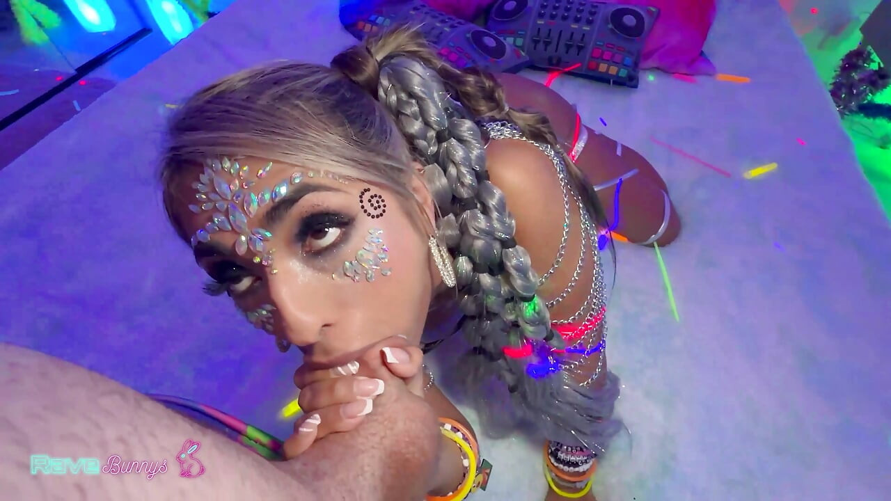 Luna, UV rave stroboskopları altında Brian'ın amını delip geçerken bacaklarını açıyor!