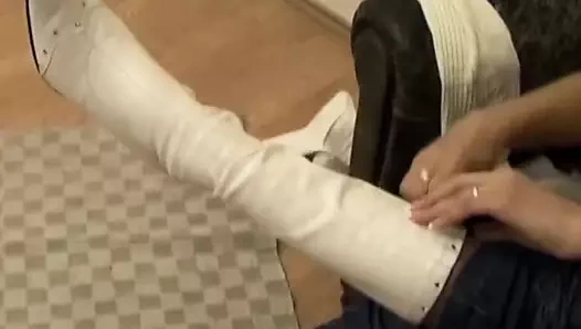 Güzel yüzüne fışkırtıyor