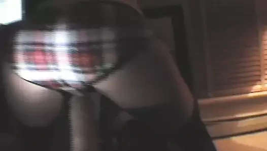 Teaser aynanın önünde büyük bir yapay penis sürmek. horoz emmek inliyor