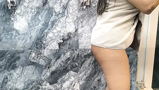 Ne zevk! Üvey kız üvey babasını banyoda seks yapmaya davet ediyor