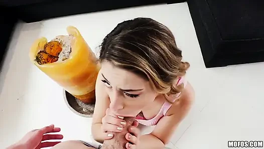 Beni kırmayın - Kristen Scott küçük olabilir, ama bu tatlı spinner canavar yarağı seviyor!