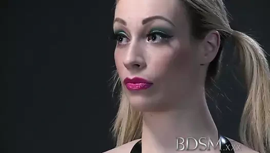 Bdsm xxx kafesli subs vardır aşağılanmış önce dışarı oynamak için dışarı