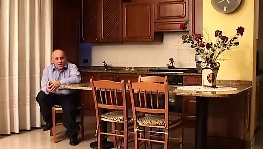 Azgın orta yaşlı seksi kadın mutfakta parmaklanıyor ve sikiliyor